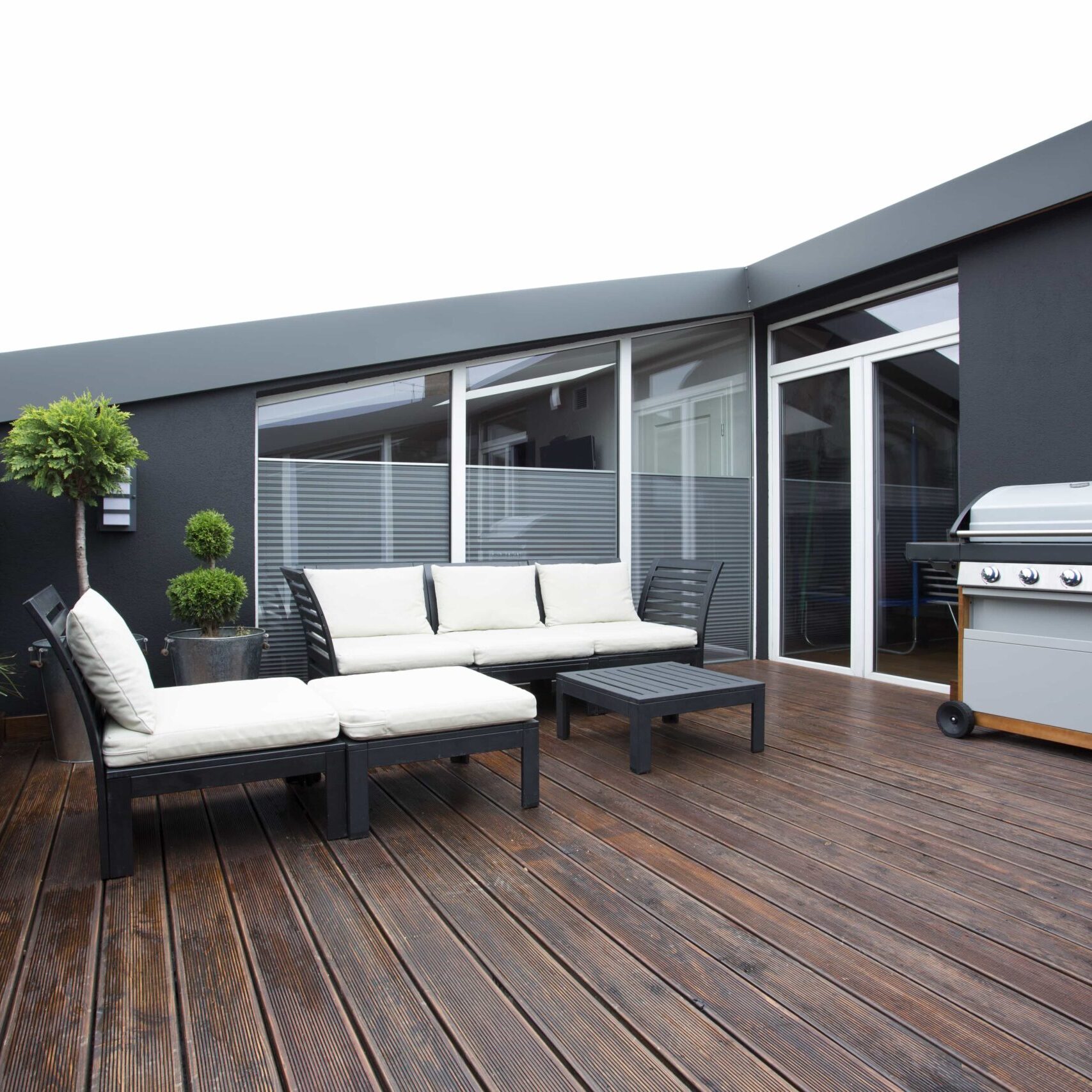 grill-on-terrace-with-plants-PGNA6Q7